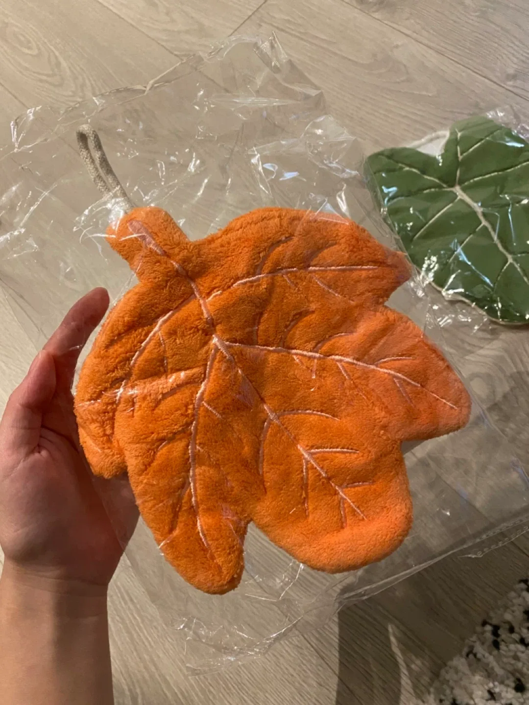 Leaf Shaped Hand Tower - Orange image indicator(2)