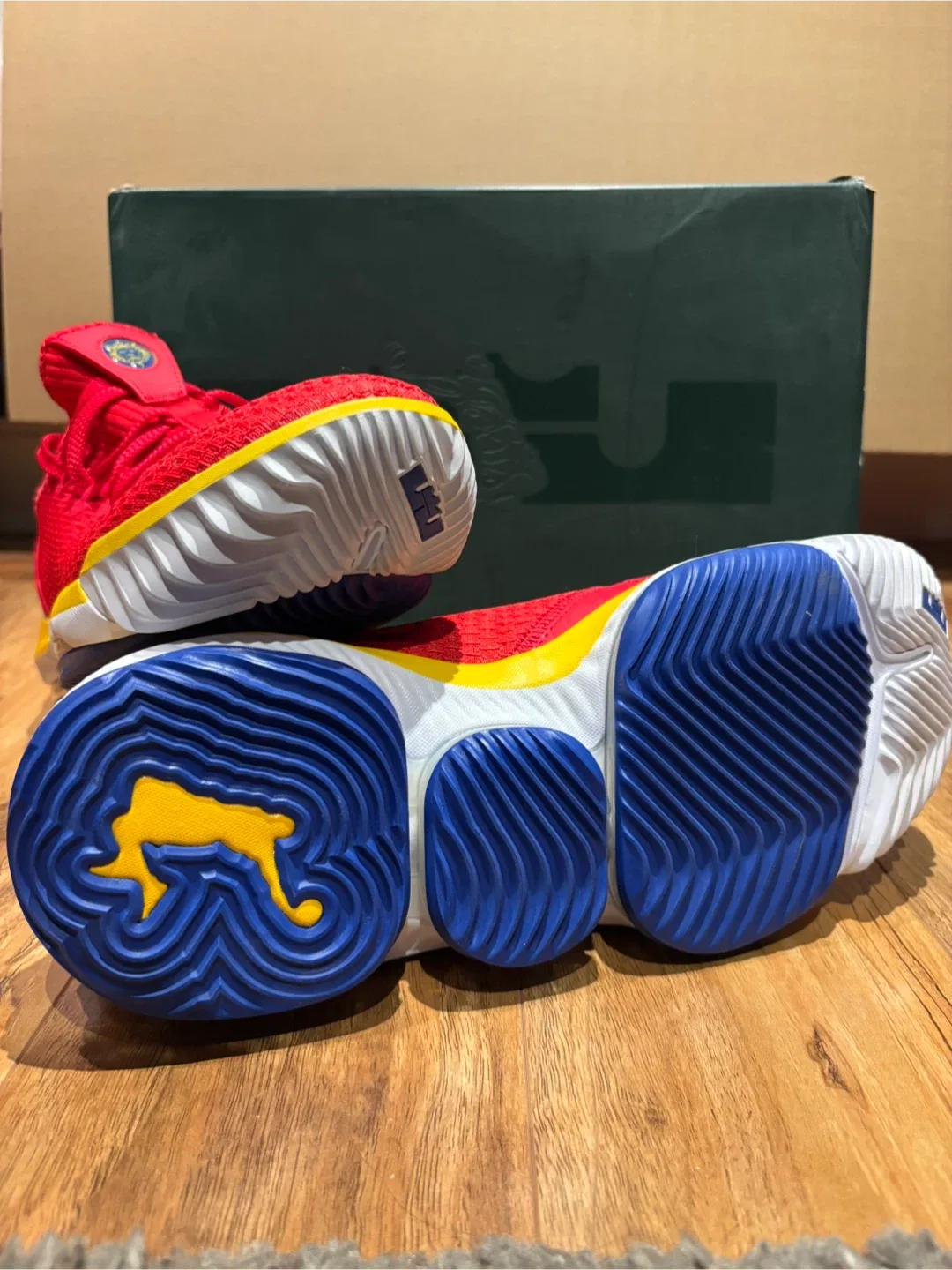 Nike LeBron XVI Low University Red/Varsity Royal Size 8.5 image indicator(4)