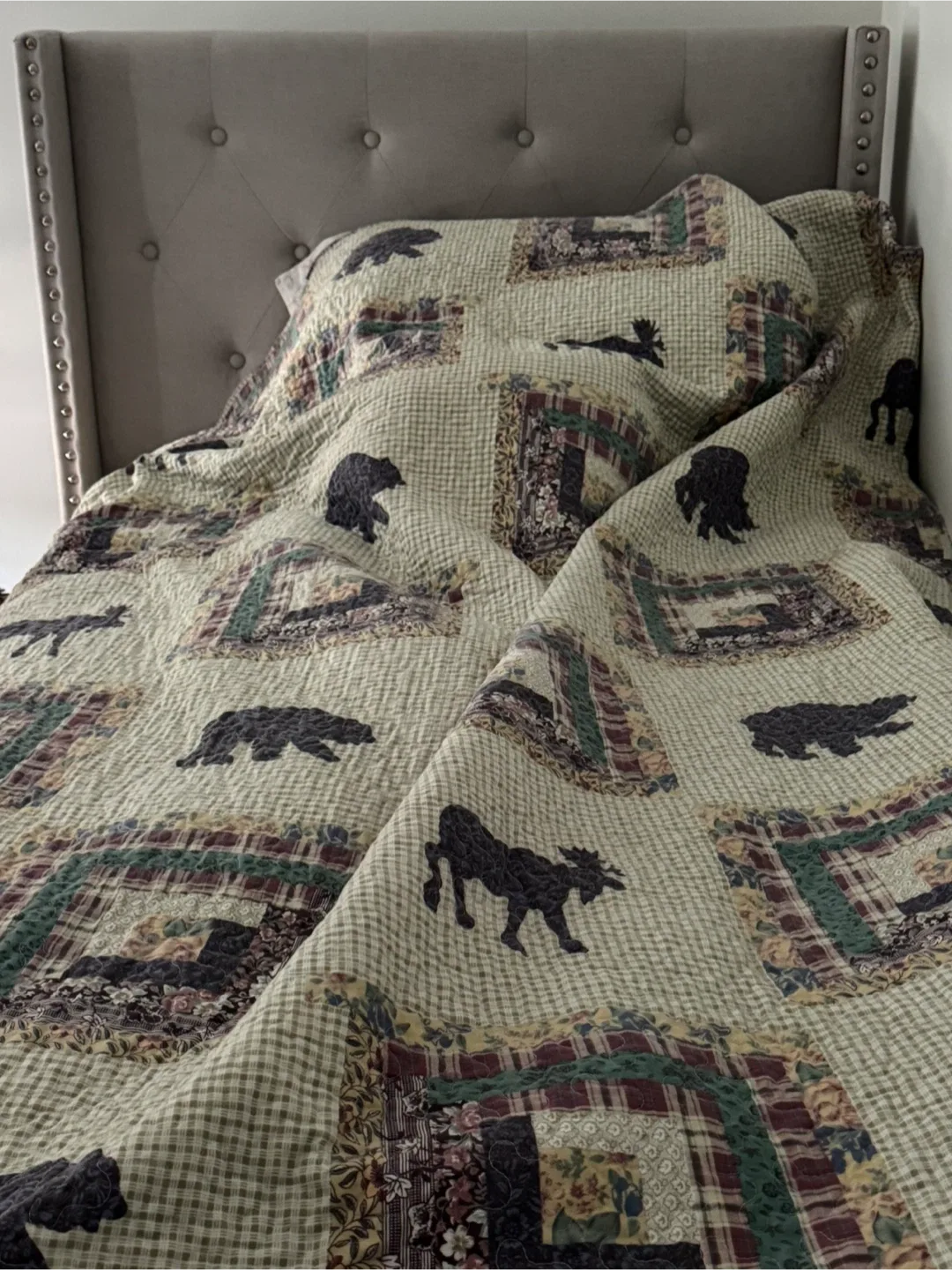 Bed frame, great condition image indicator(2)