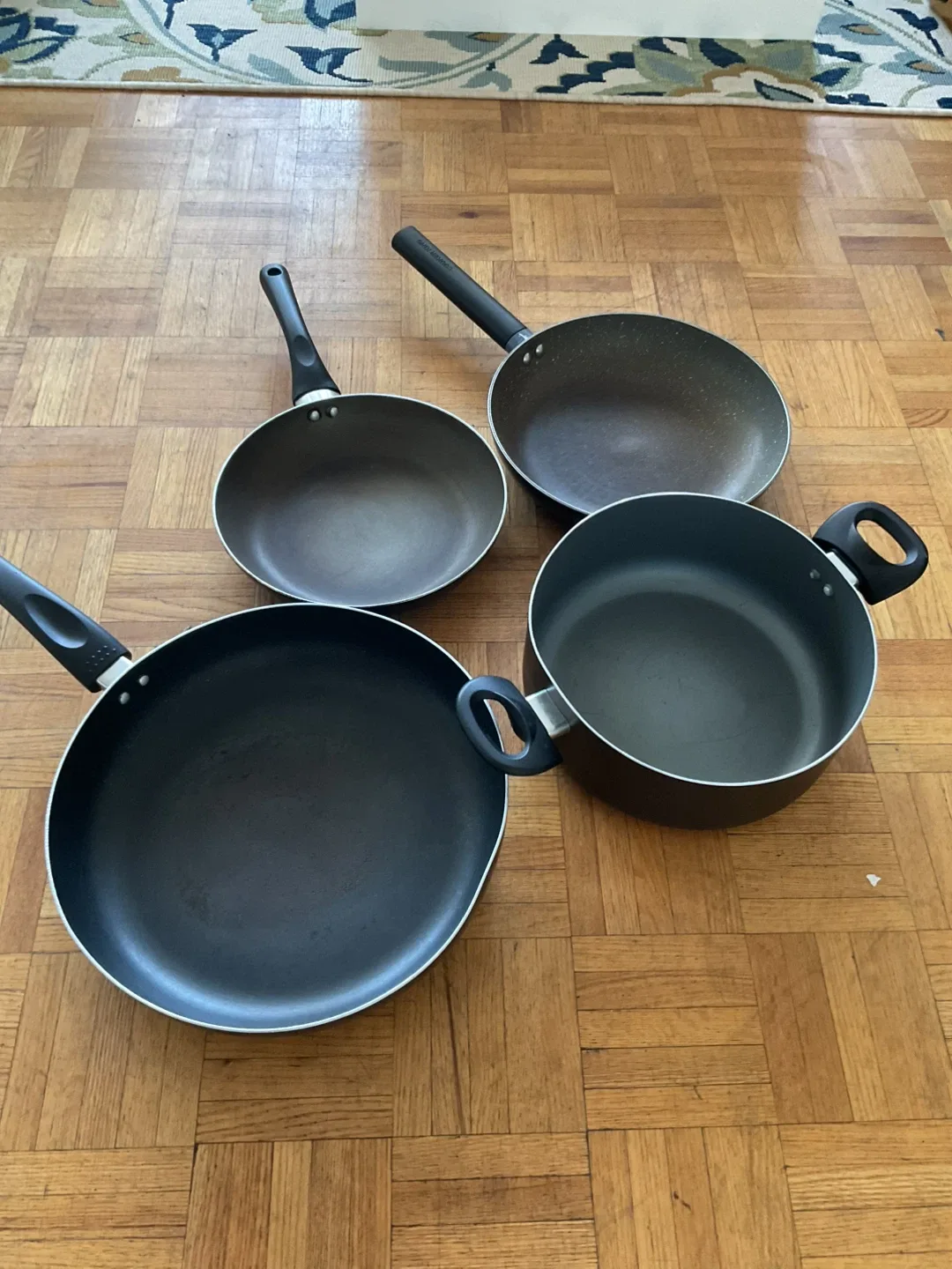 Used Frying Pans and Pot Set image indicator(2)
