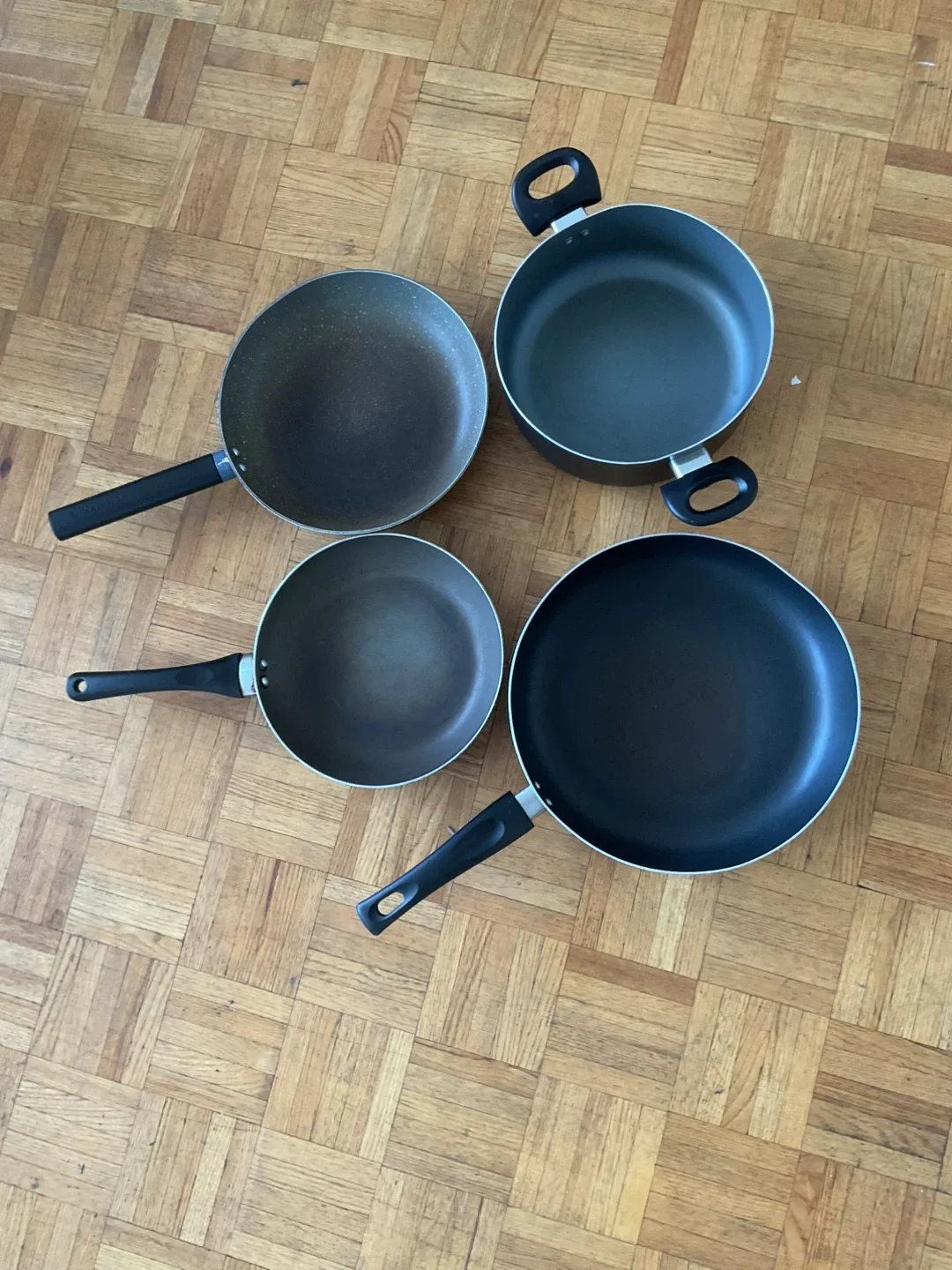 Used Frying Pans and Pot Set thumbnail