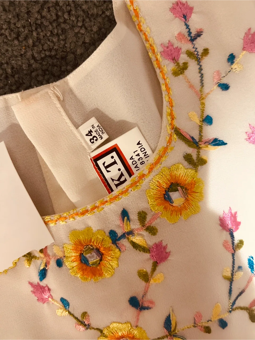 White Embroidered Girls Outfit - Size 34 image indicator(2)