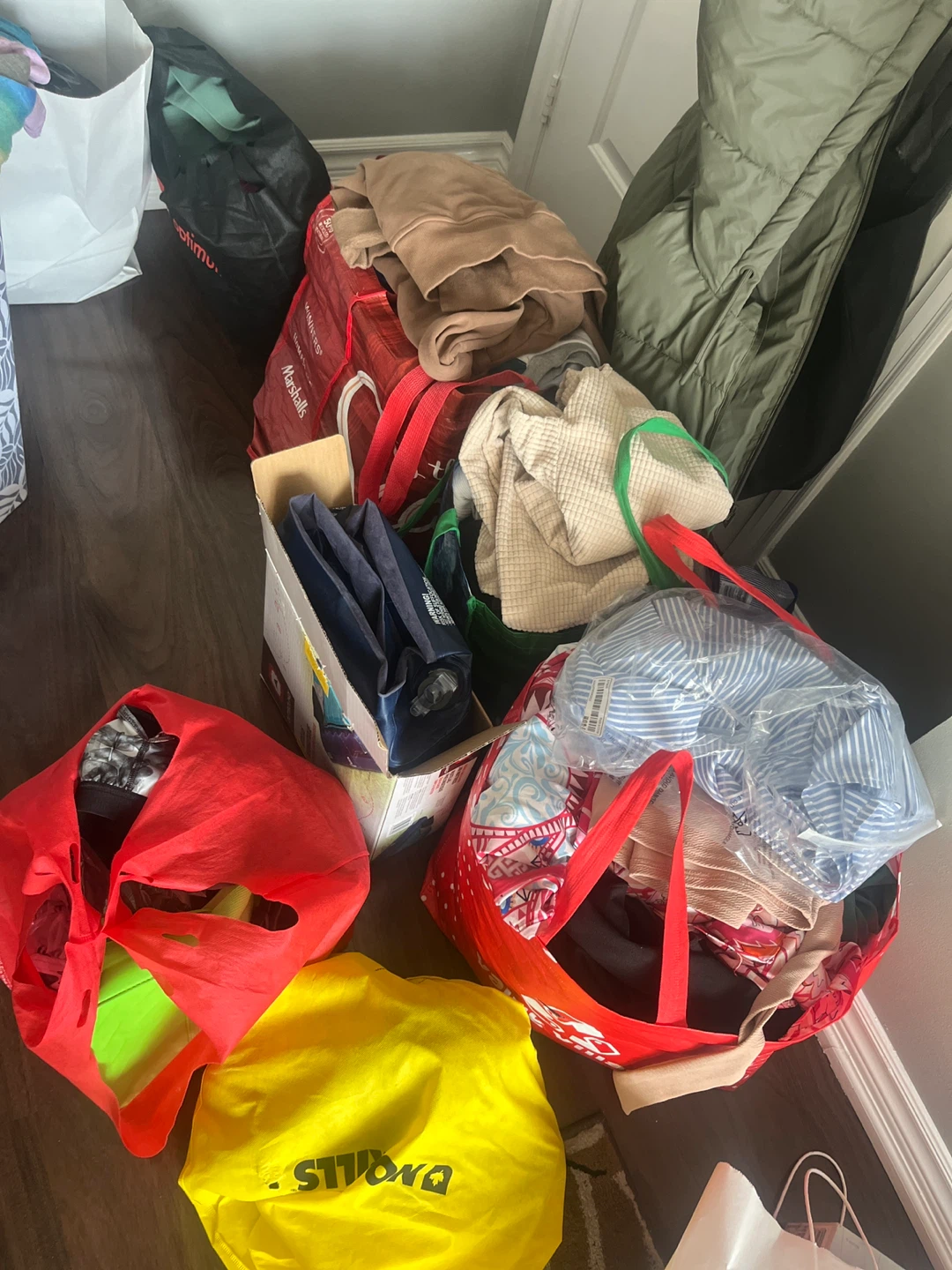 Good offers : Women’s clothing S/M ( Possibility to do a bundle)