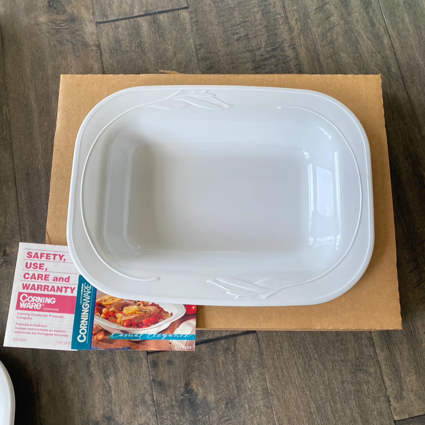 NEW Corningware 1.25 qt. Oblong Dish w/Plastic Lid - photo 3