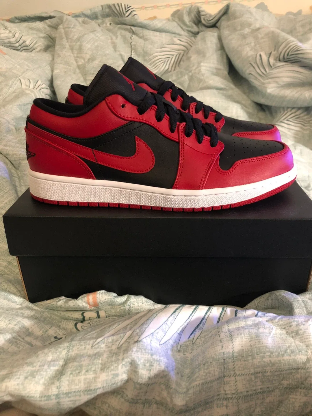 Nike Air Jordan 1 Low Reverse Bred image indicator(2)