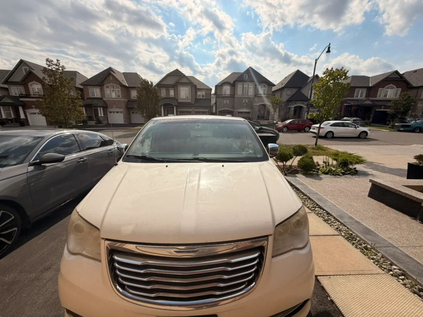 White Chrysler Town & Country Minivan image indicator(4)