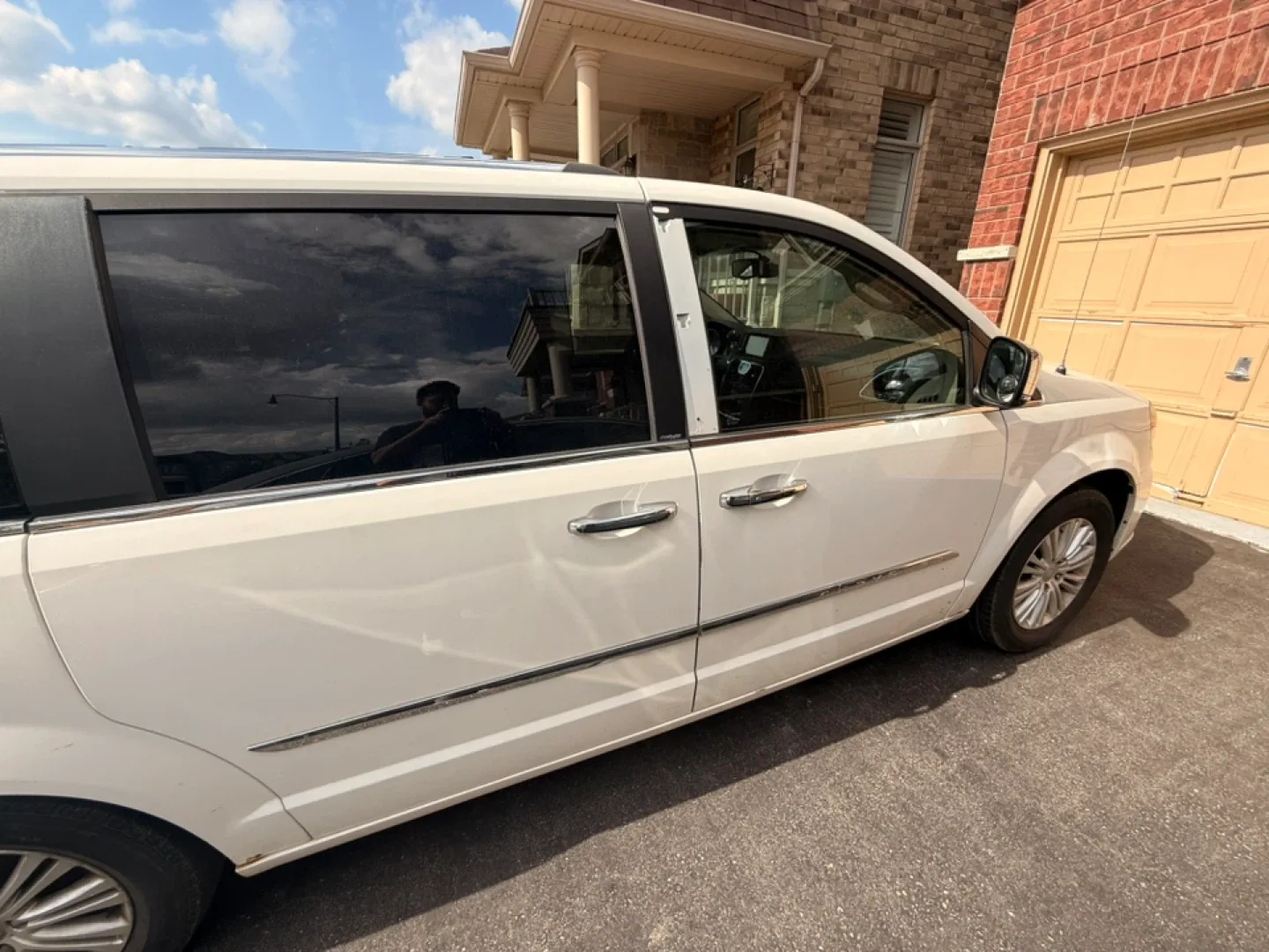 White Chrysler Town & Country Minivan image indicator(5)