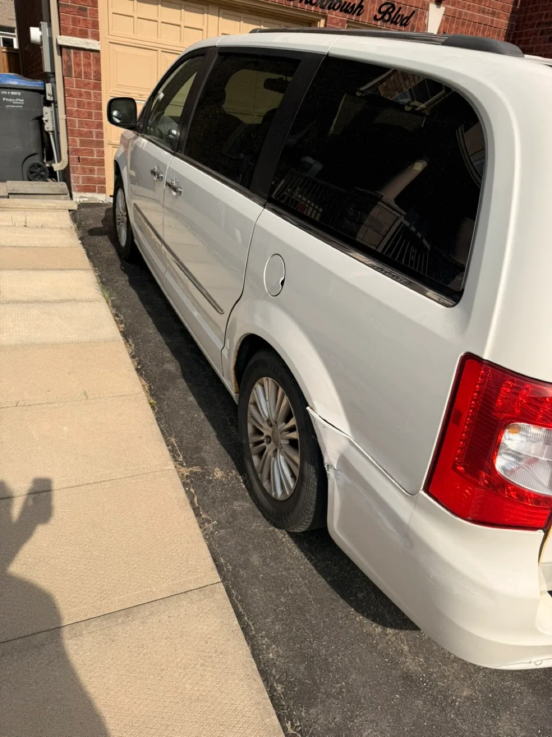 White Chrysler Town & Country Minivan image indicator(2)