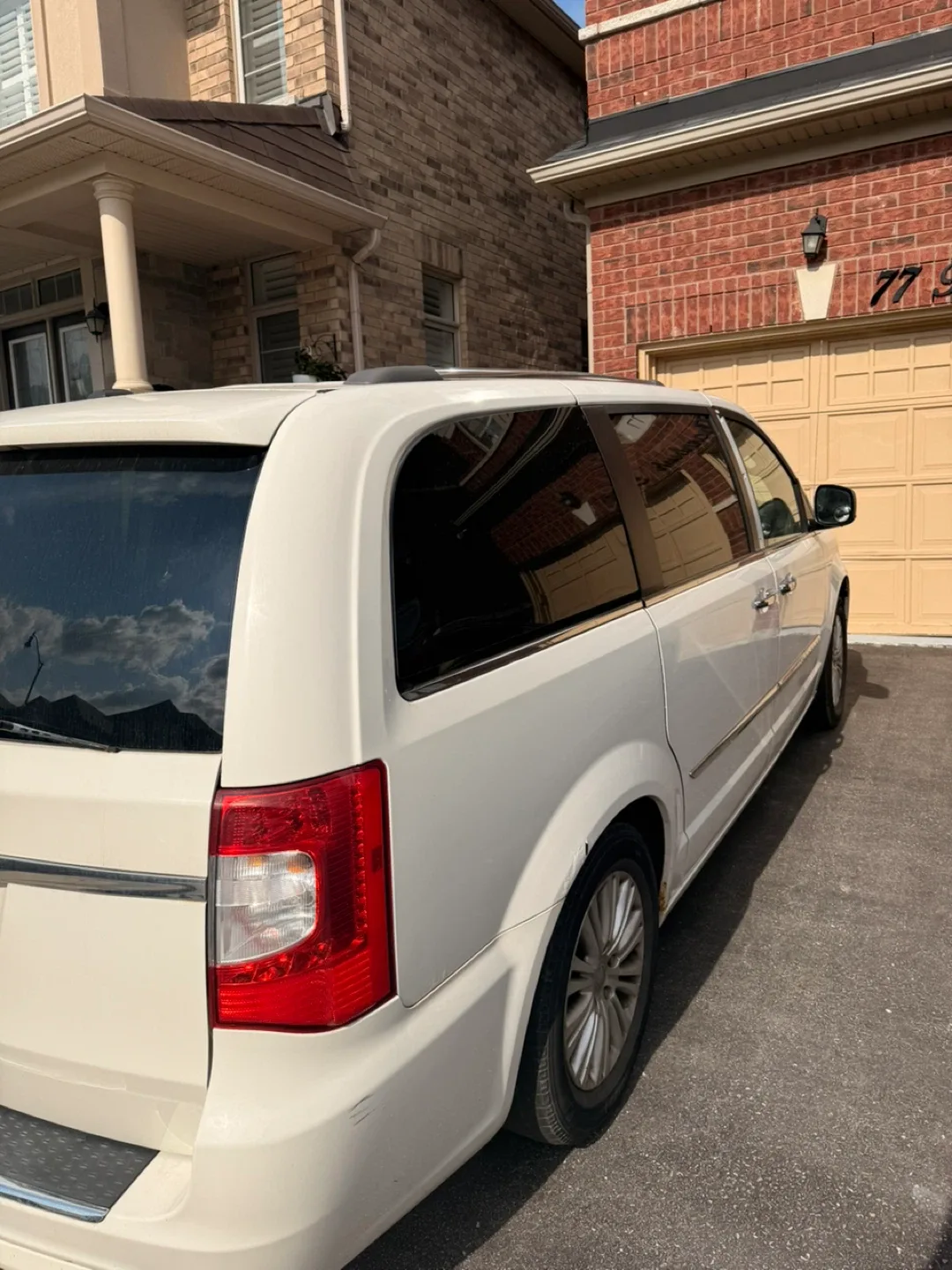 White Chrysler Town & Country Minivan image indicator(3)