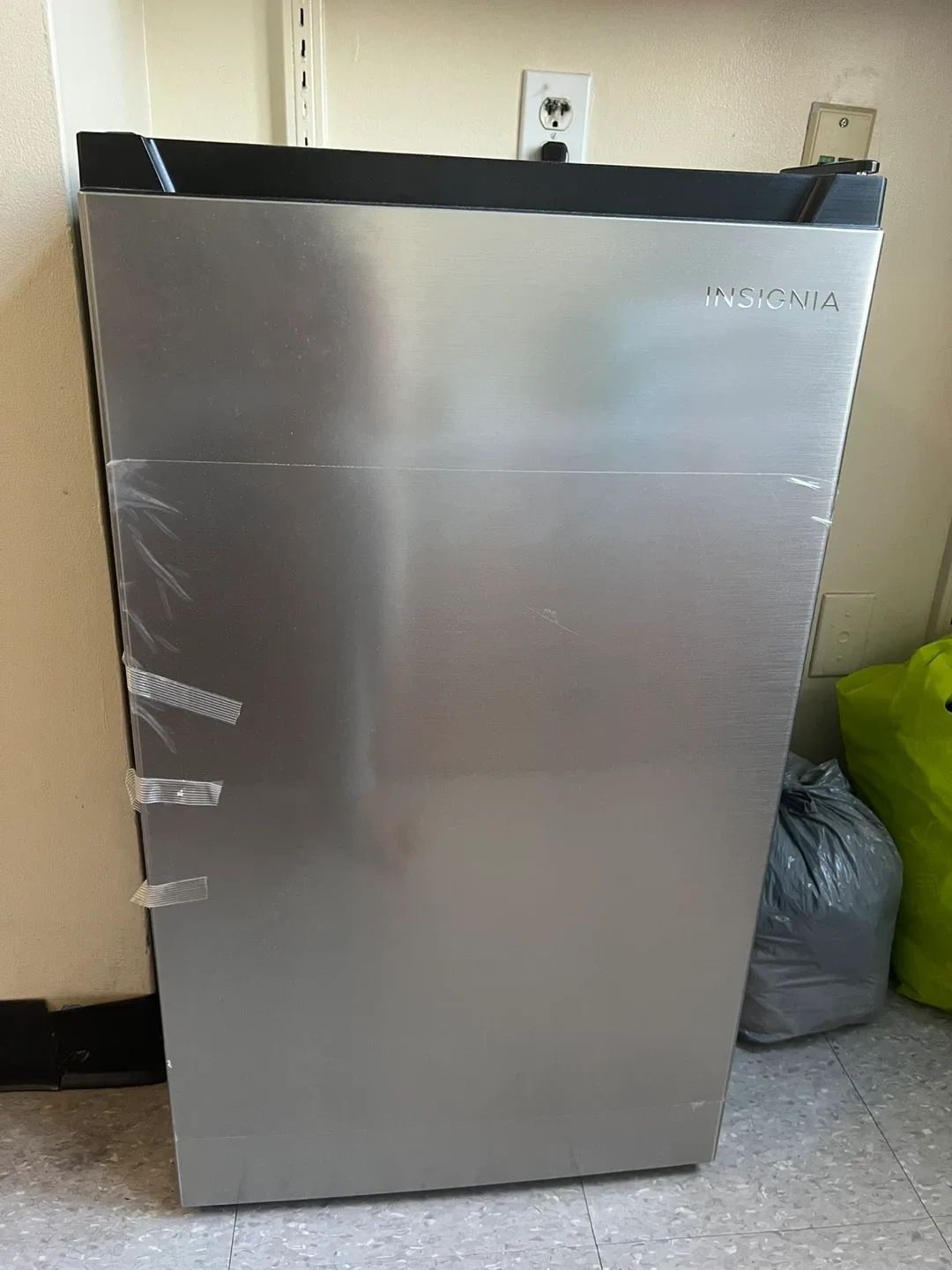 Insignia 3.3 Cu. Ft. Stainless Steel Bar Fridge thumbnail
