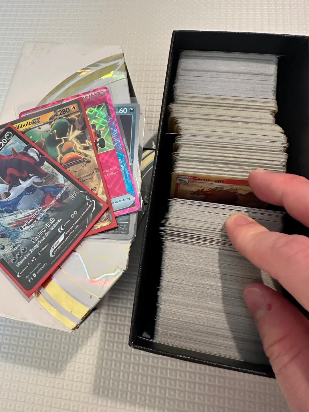 Hundreds of Pokemon Cards (ex, V, holos, etc) image indicator(3)