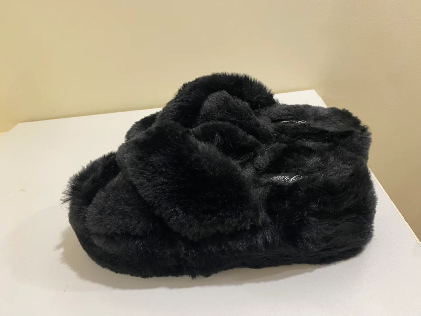 Brand New Pink Black Fuzzy Slippers image indicator(2)