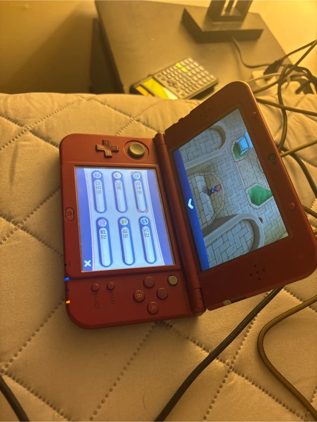 Red Nintendo 3DS XL image indicator(2)