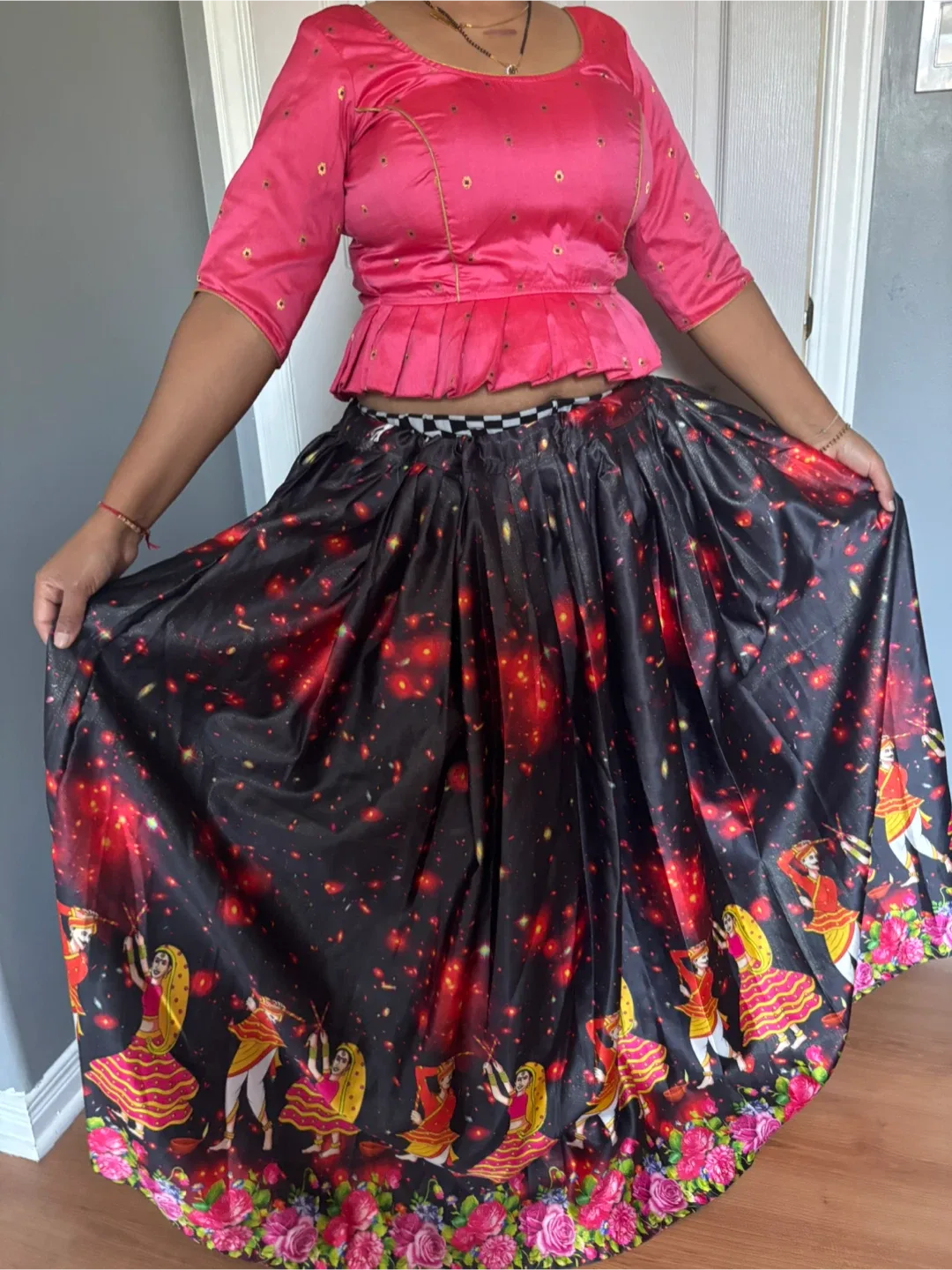 Saree and Lehenga Choli Set image indicator(4)