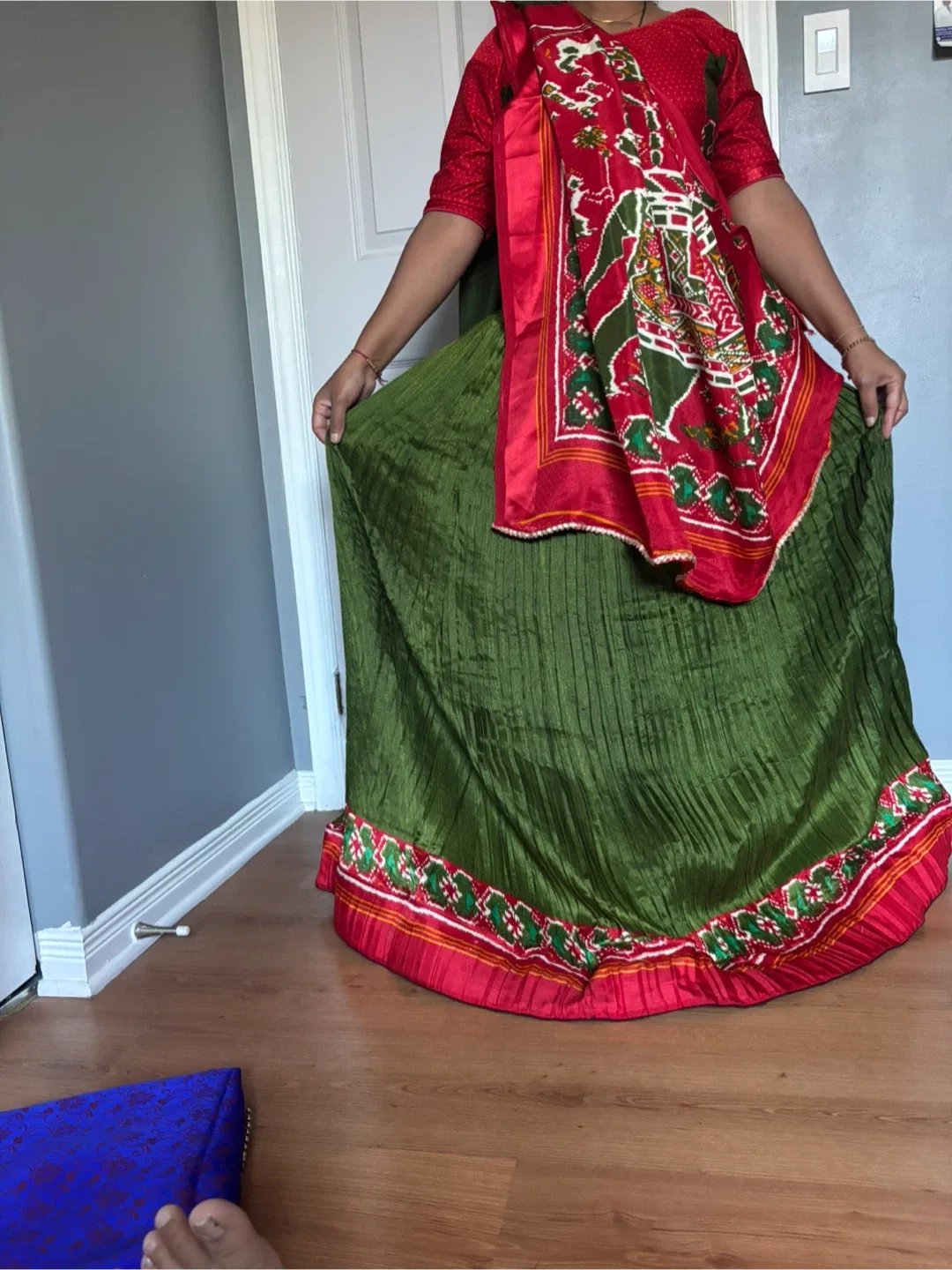 Saree and Lehenga Choli Set image indicator(8)