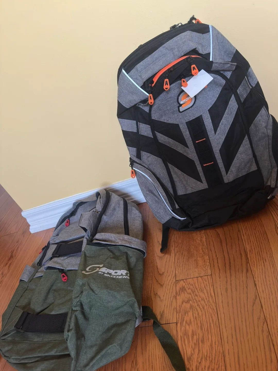 Brandnew Binders,Backpacks,Oil paint,Gel pens image indicator(4)