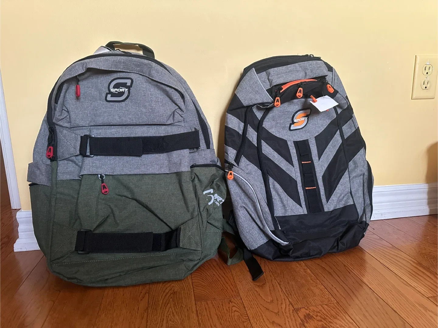 Brandnew Binders,Backpacks,Oil paint,Gel pens image indicator(5)