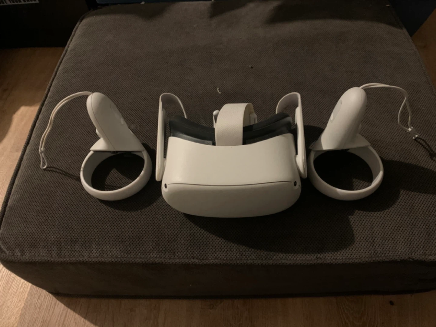 Meta Quest 2 VR Headset - Excellent Condition - photo 3