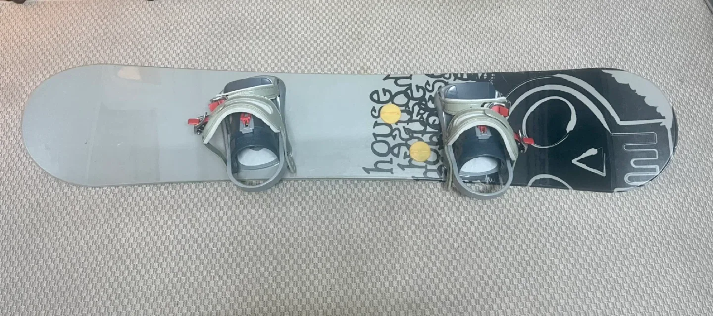 House Snowboard with Bindings image indicator(3)