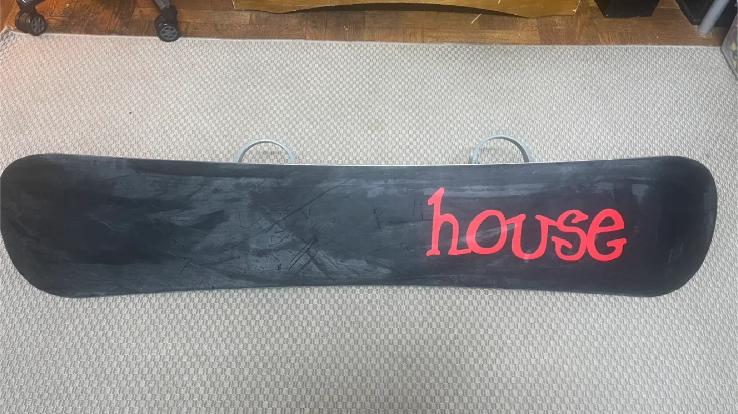 House Snowboard with Bindings image indicator(2)