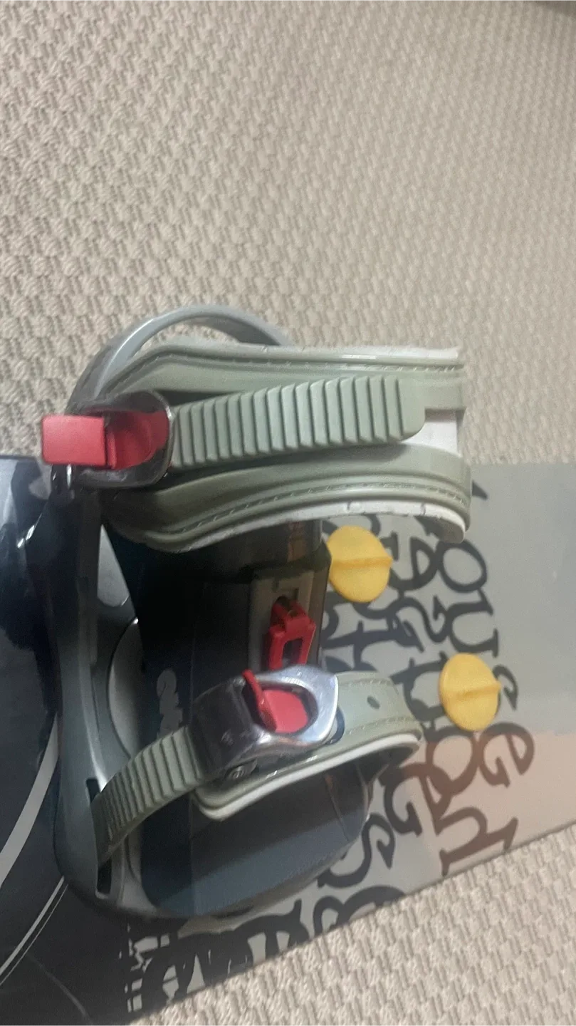 House Snowboard with Bindings image indicator(4)