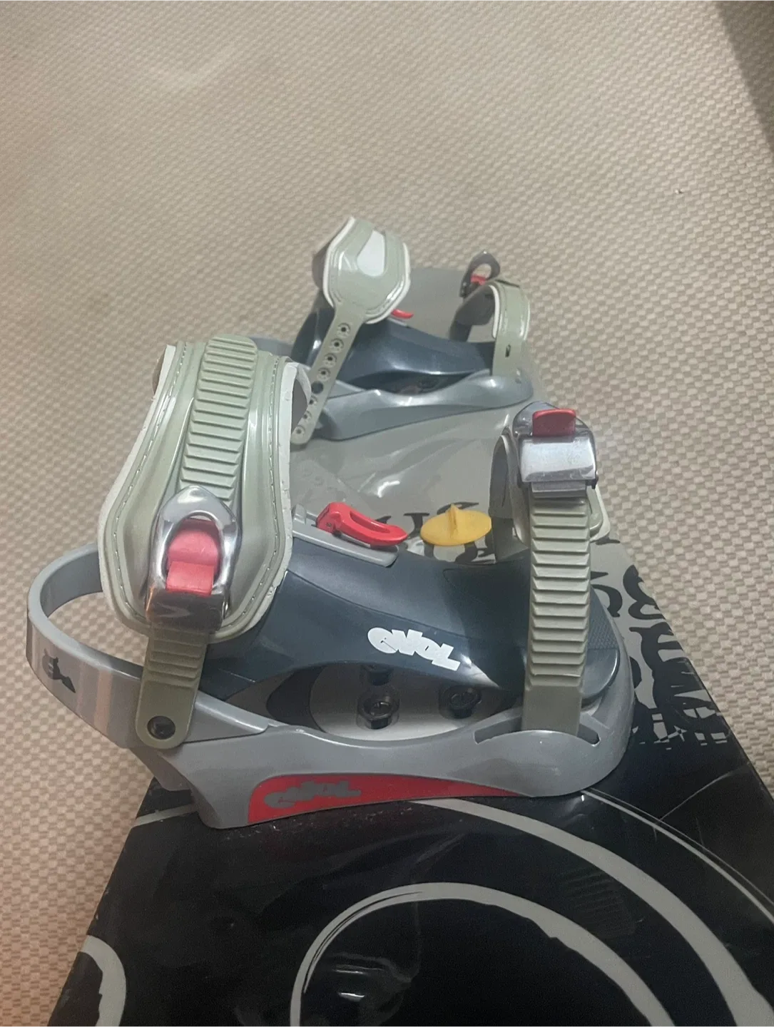 House Snowboard with Bindings image indicator(5)