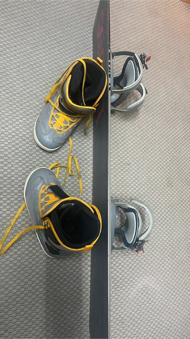 House Snowboard with Bindings image indicator(6)