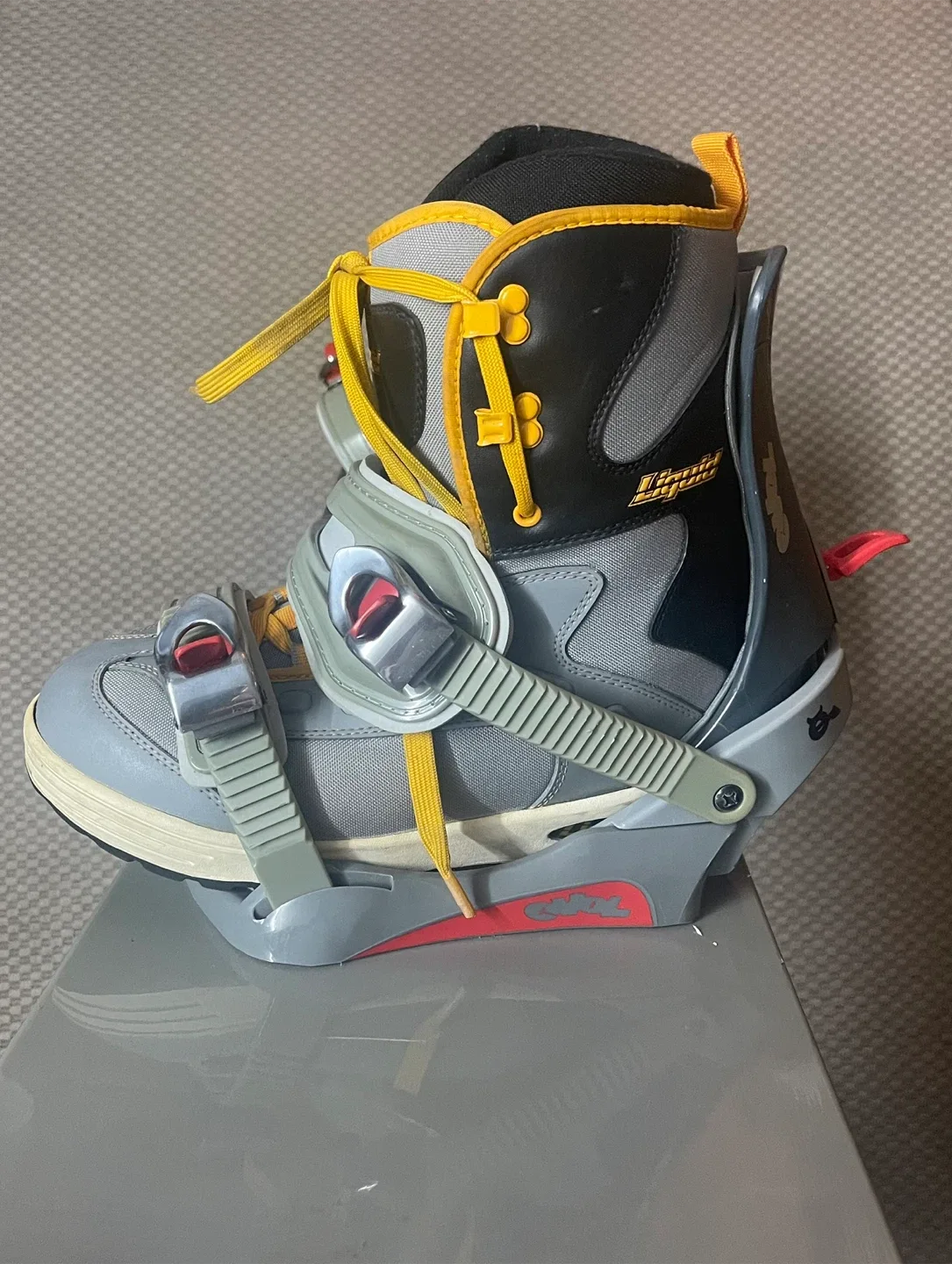House Snowboard with Bindings image indicator(8)