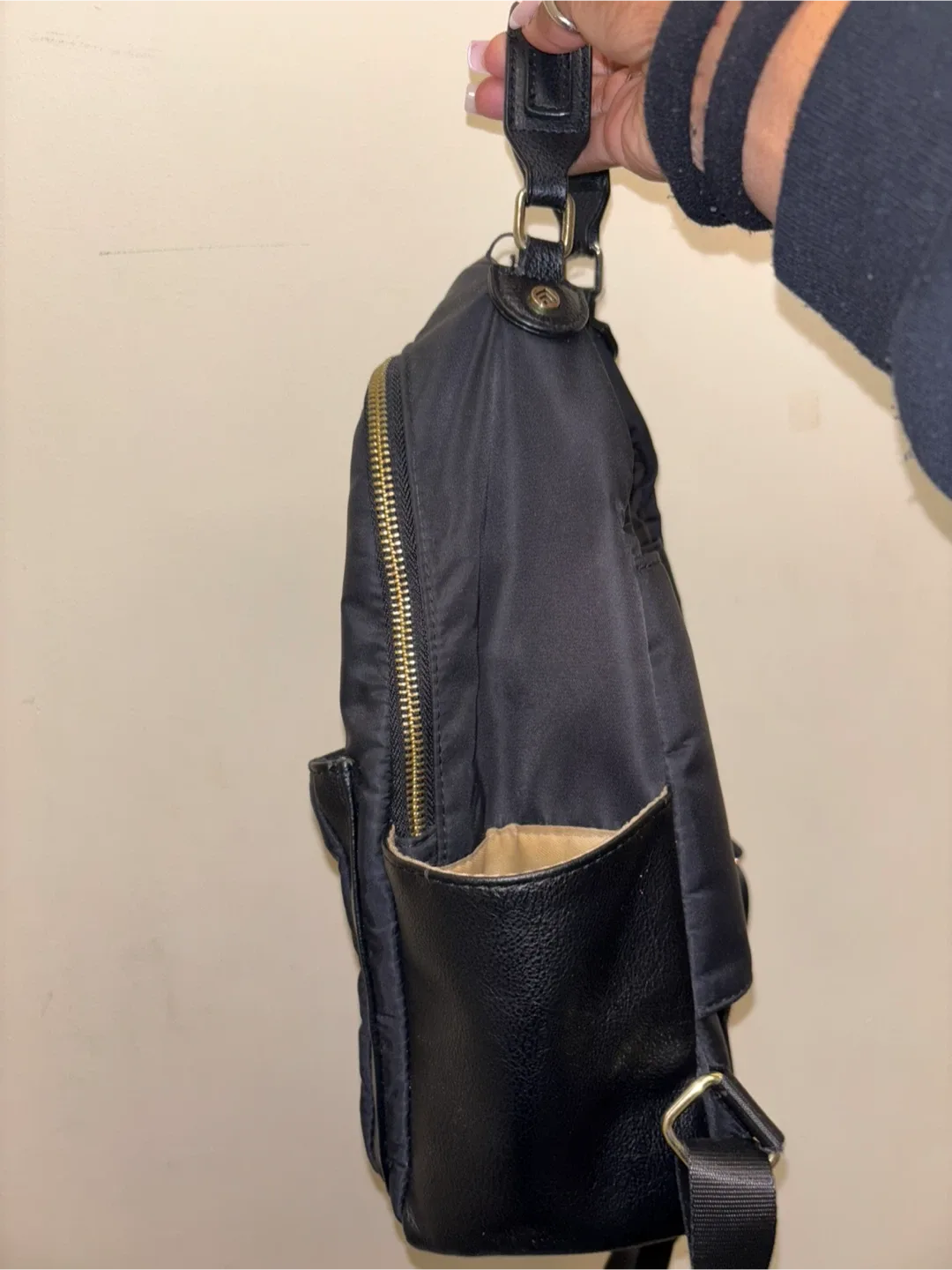 Black Backpack image indicator(2)