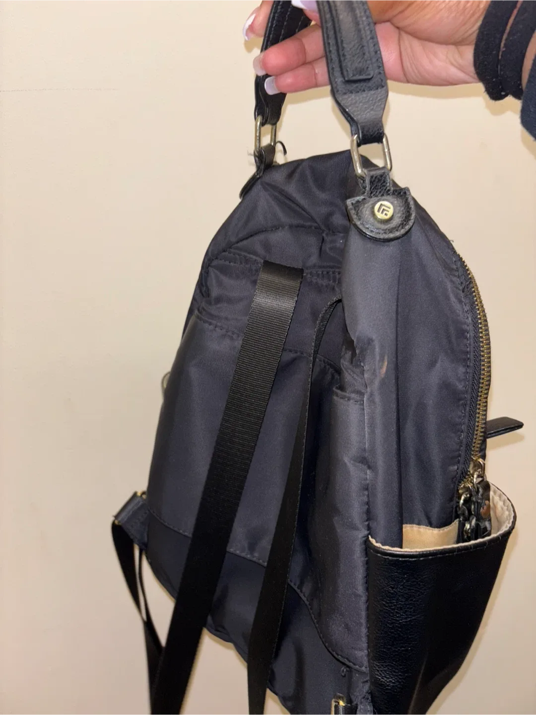 Black Backpack image indicator(3)