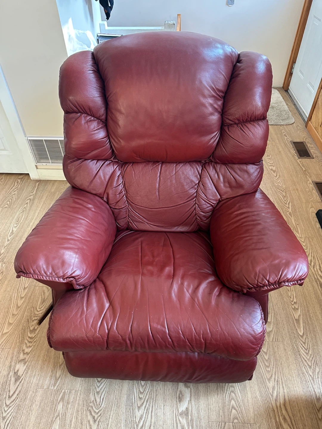 Luxurious LA-Z-BOY Recliner Leather Chair (CAN DELIVER)