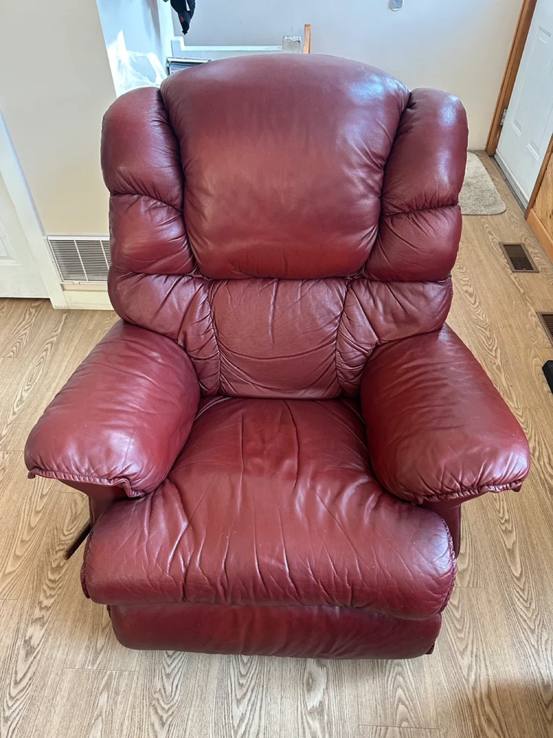 Luxurious LA-Z-BOY Recliner Leather Chair (CAN DELIVER)