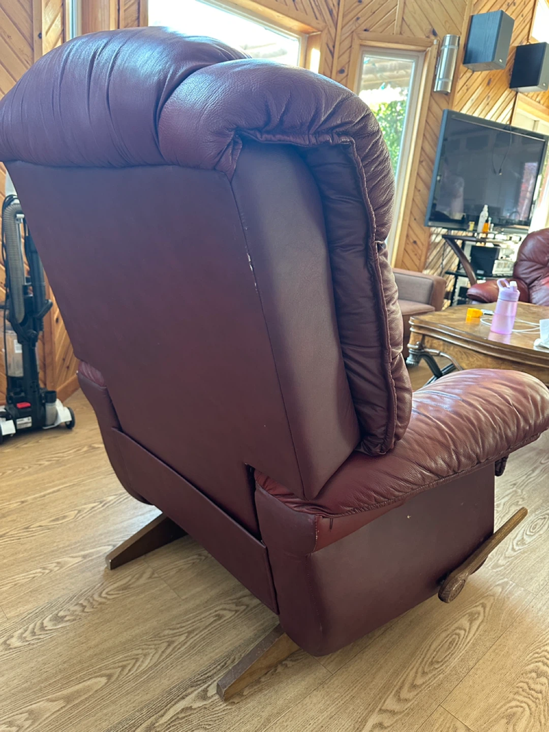 Luxurious LA-Z-BOY Recliner Leather Chair (CAN DELIVER) - photo 2