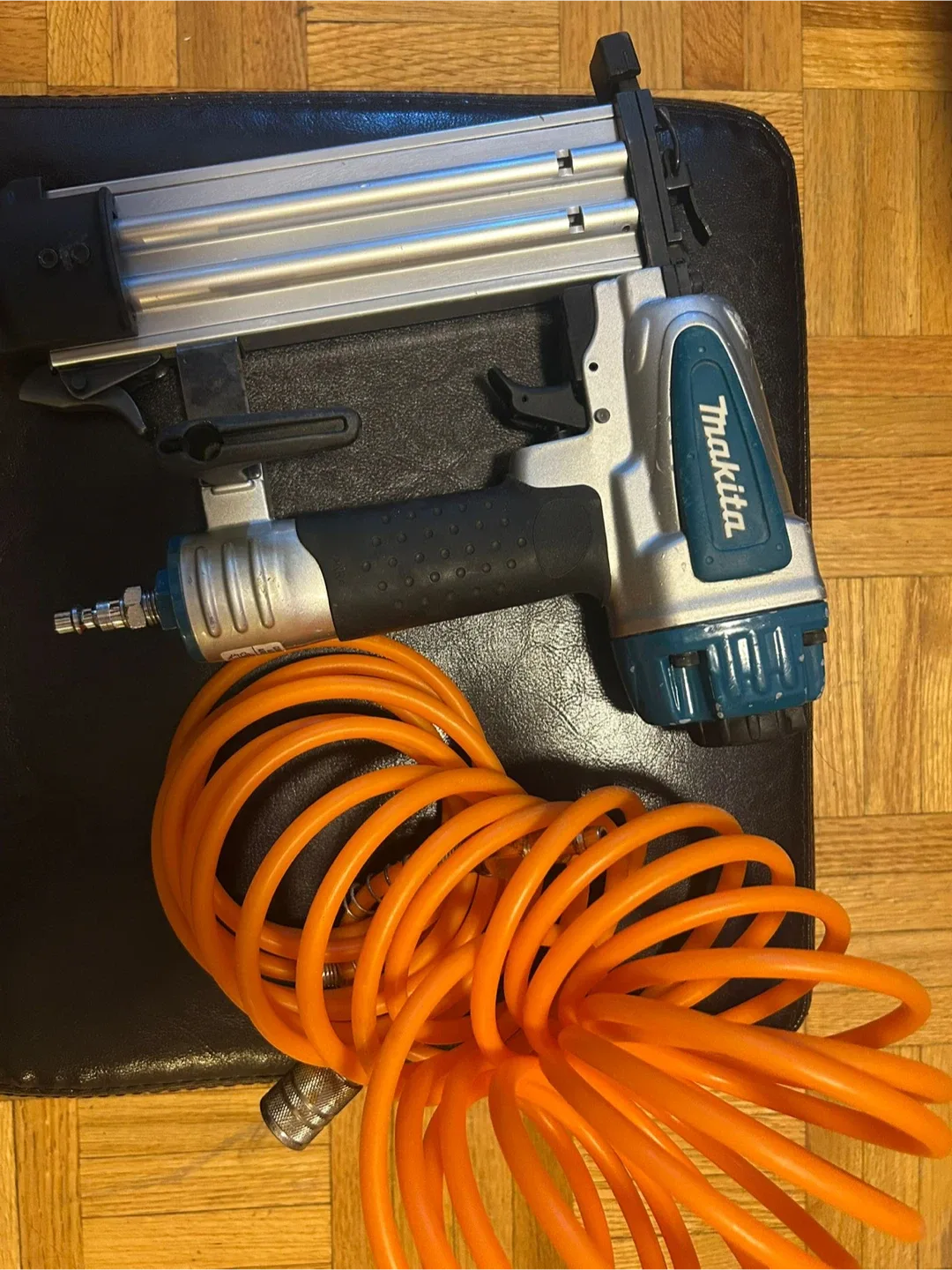 Makita Nail Gun with Hose image indicator(2)