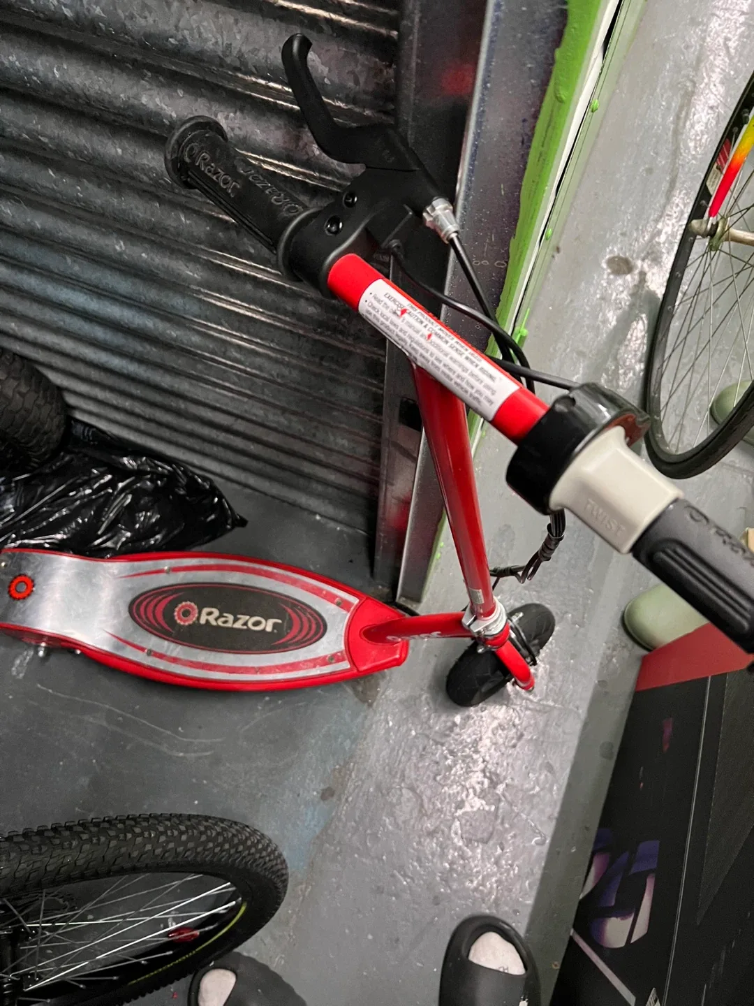 Razor E100 Electric Scooter - Red image indicator(2)