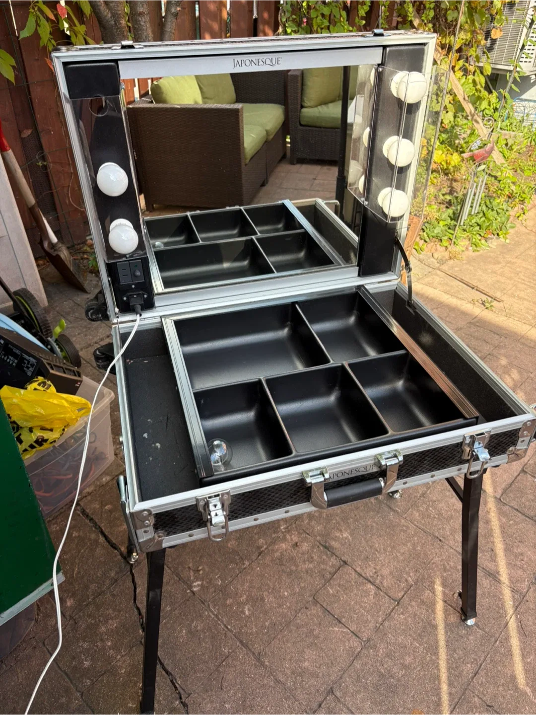 Japonesque Makeup Artist Train Case with Lights & Mirror image indicator(2)