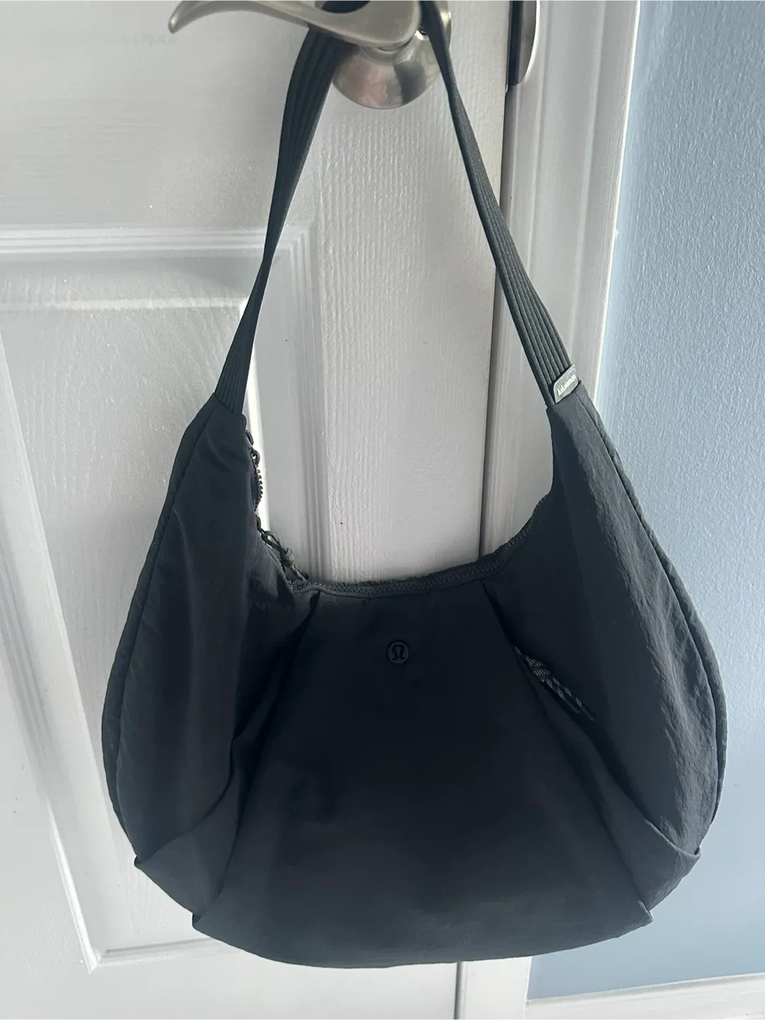 Lululemon Black Hobo Bag image indicator(4)