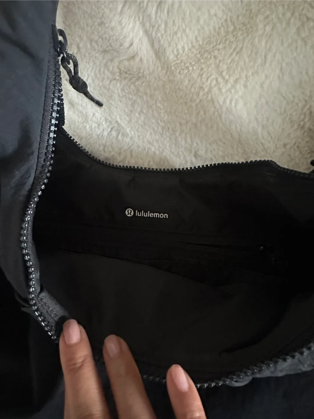 Lululemon Black Hobo Bag image indicator(7)