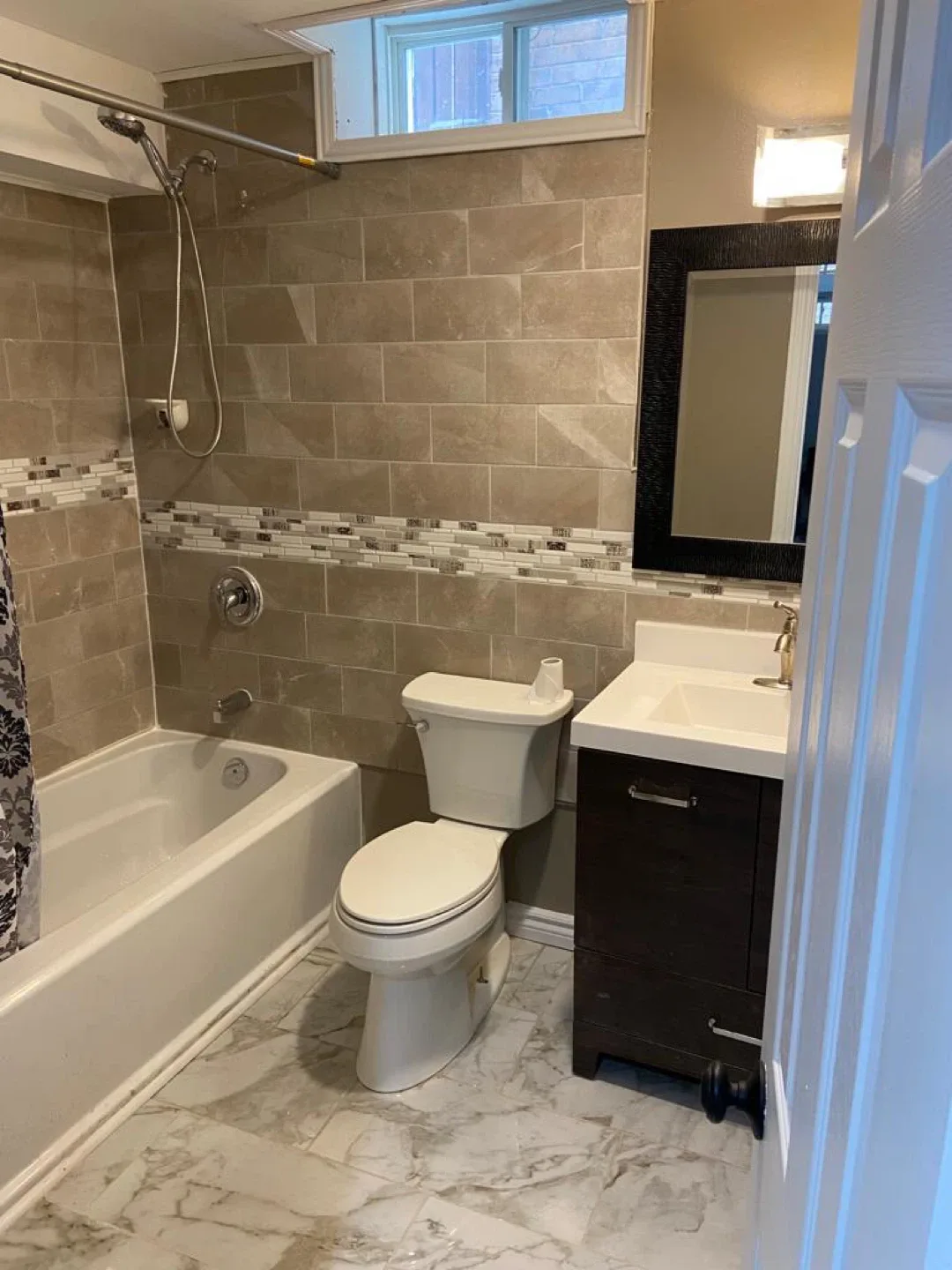 1 bedroom Basment for rent image indicator(6)