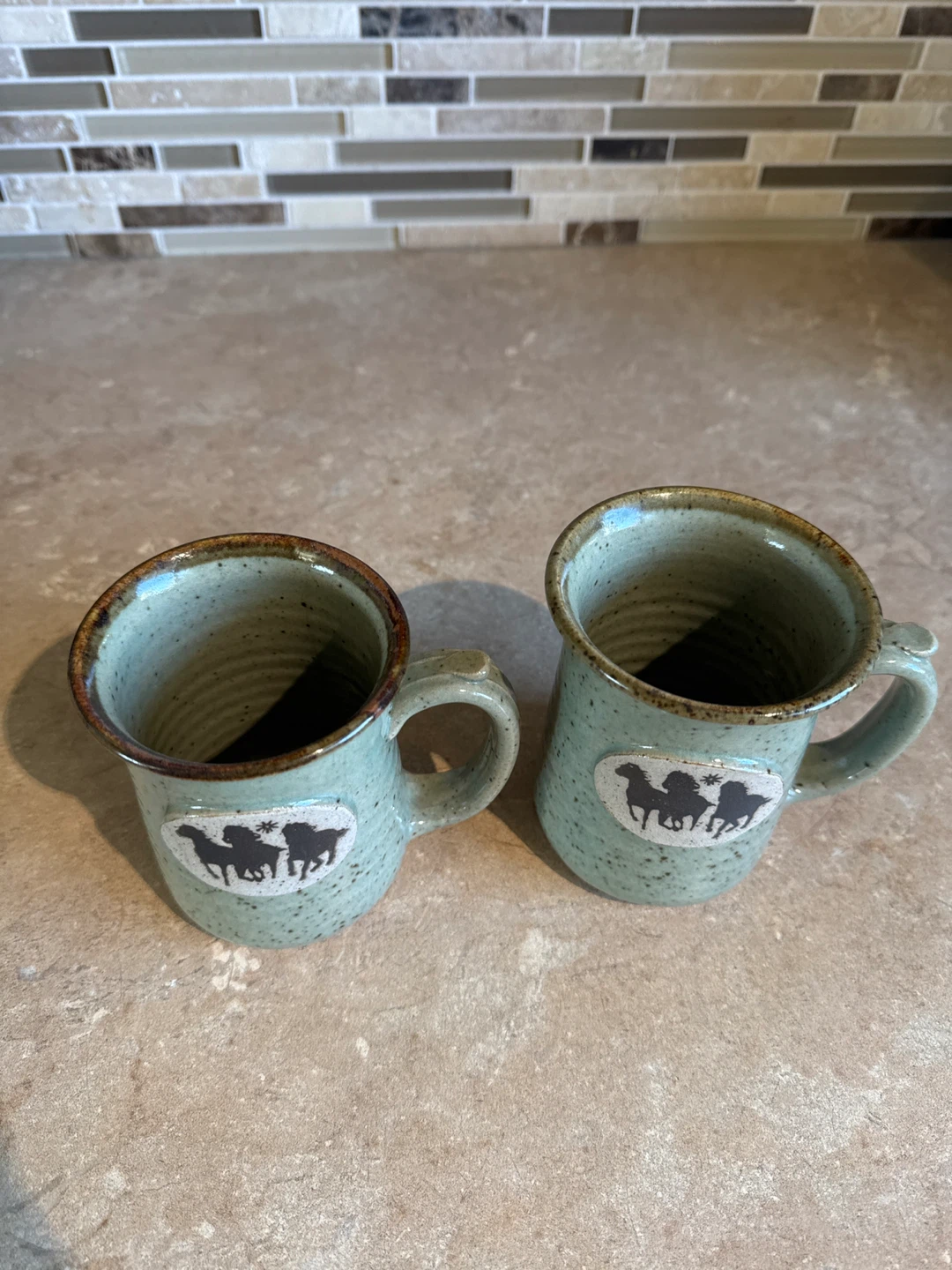 Set of 2 Ceramic Mugs with Horse Design - photo 2
