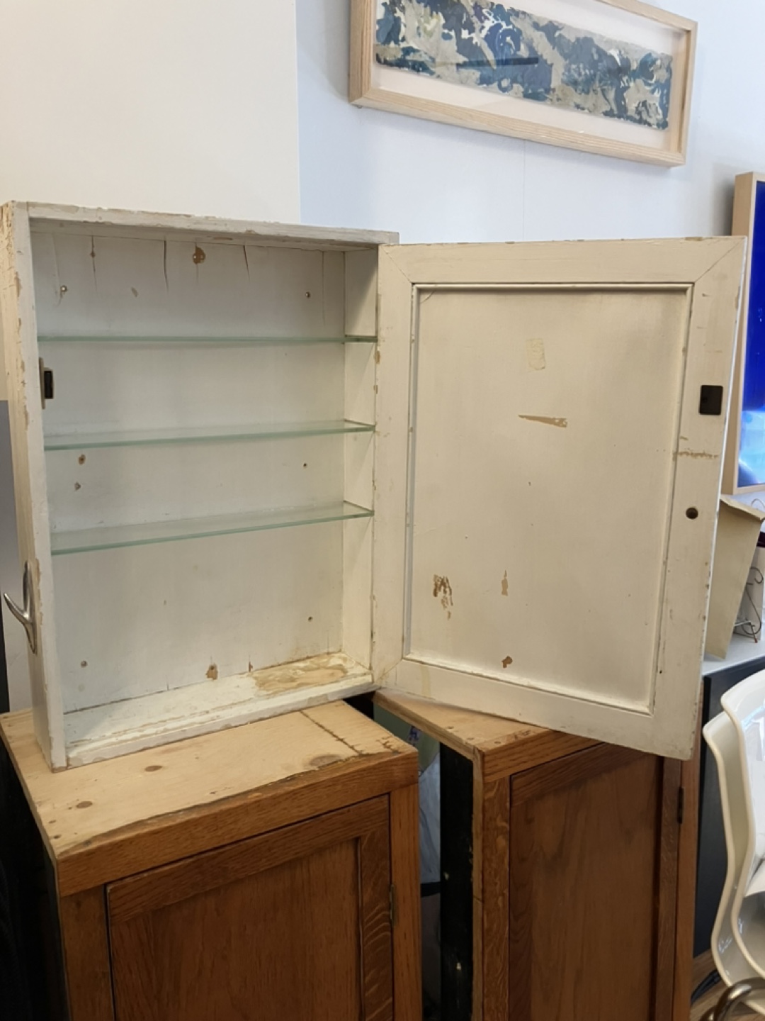 Vintage White Medicine Cabinet - photo 2