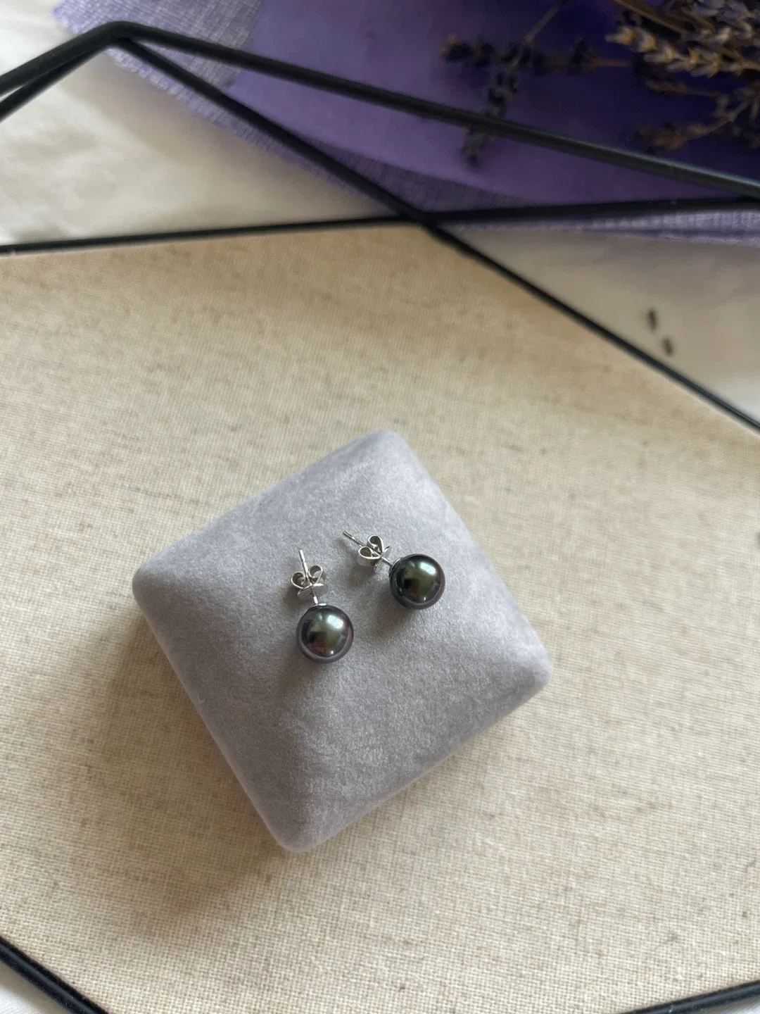 18K white gold, 9mm Tahitian Pearl Stud Earrings image indicator(5)