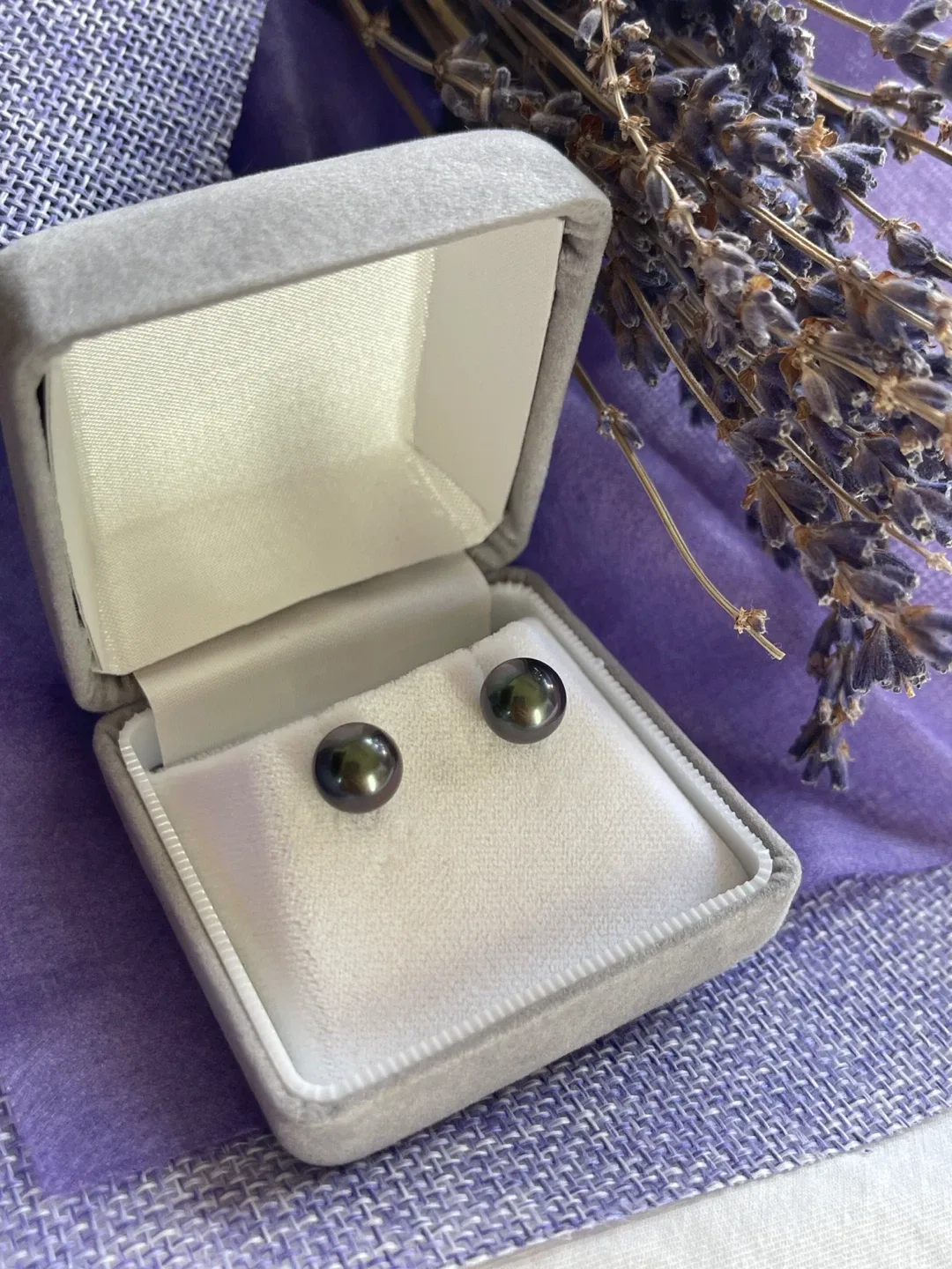 18K white gold, 9mm Tahitian Pearl Stud Earrings image indicator(2)