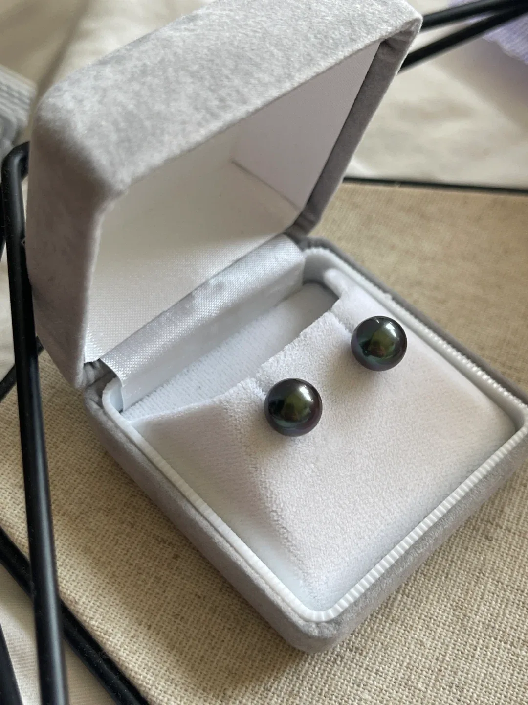 18K white gold, 9mm Tahitian Pearl Stud Earrings image indicator(4)