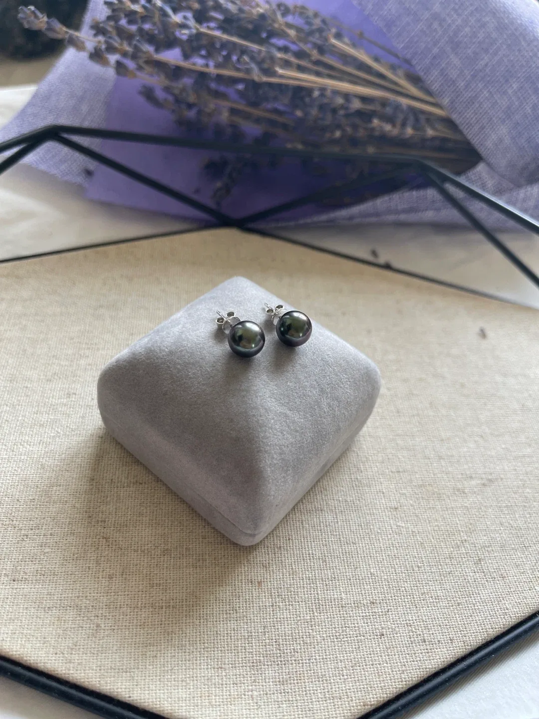 18K white gold, 9mm Tahitian Pearl Stud Earrings image indicator(6)