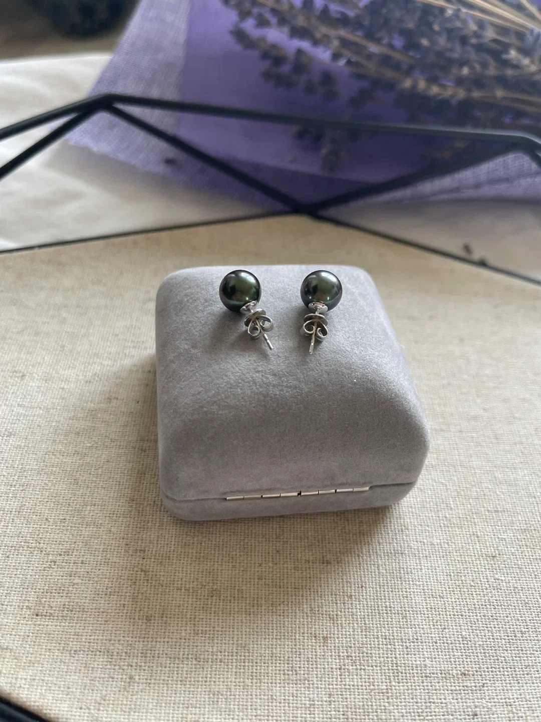 18K white gold, 9mm Tahitian Pearl Stud Earrings image indicator(7)