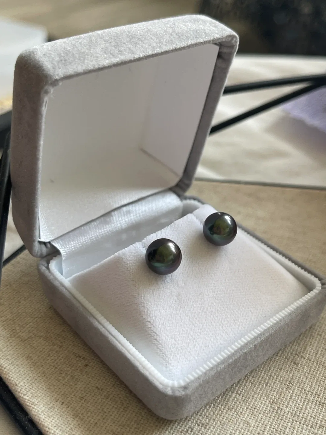 18K white gold, 9mm Tahitian Pearl Stud Earrings image indicator(9)
