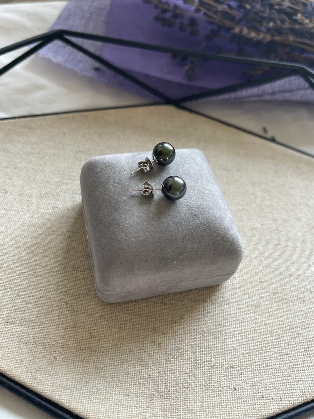 18K white gold, 9mm Tahitian Pearl Stud Earrings image indicator(8)