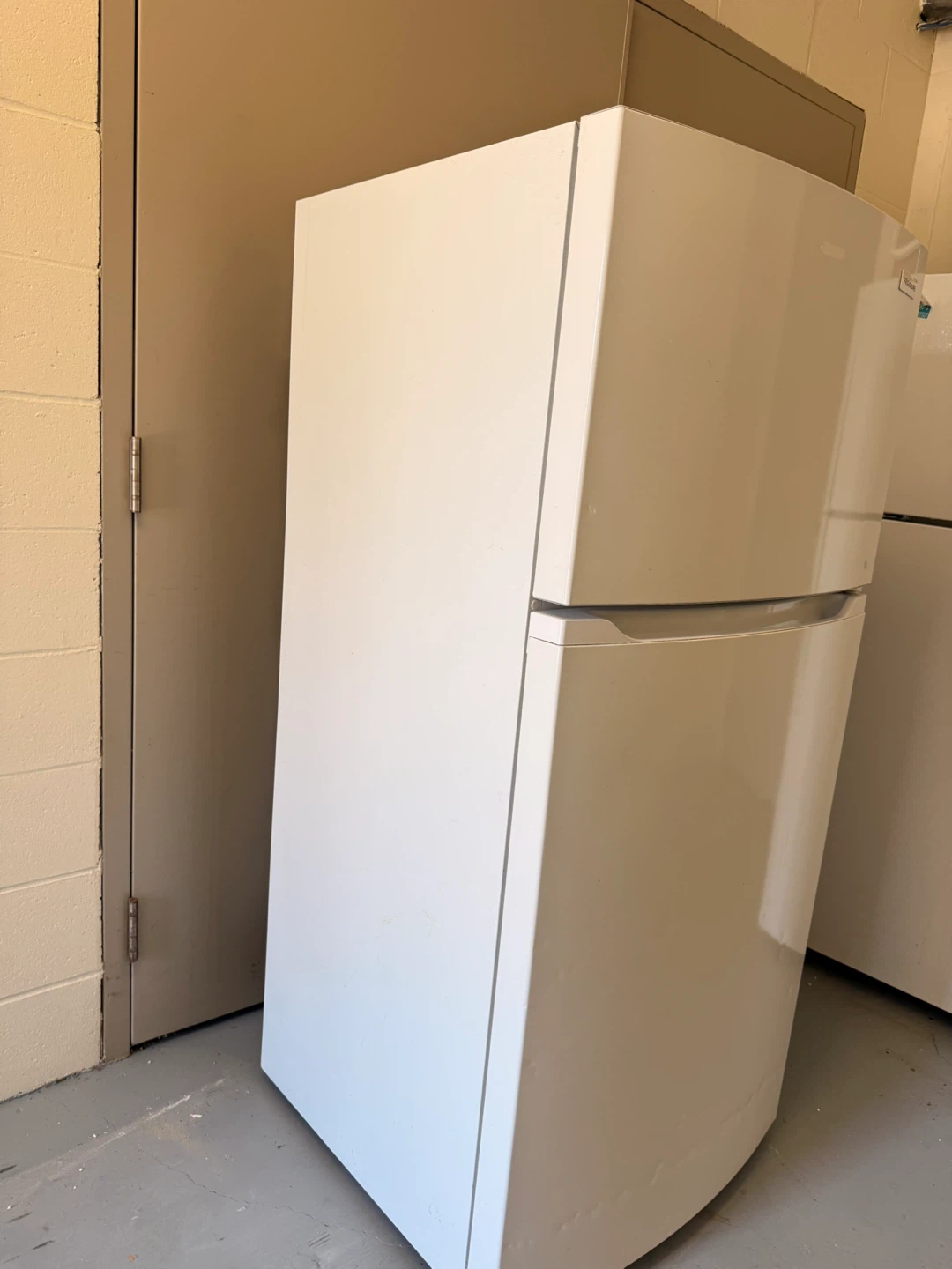Frigidaire White Top Freezer Refrigerator - photo 3