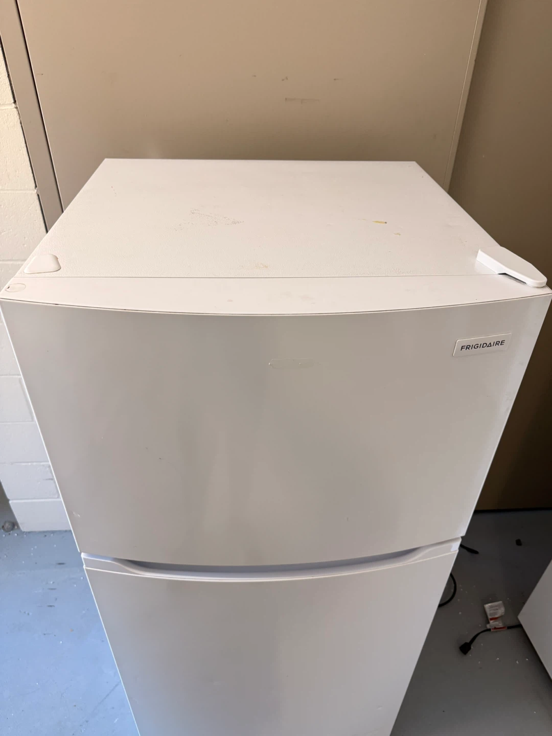 Frigidaire White Top Freezer Refrigerator - photo 4